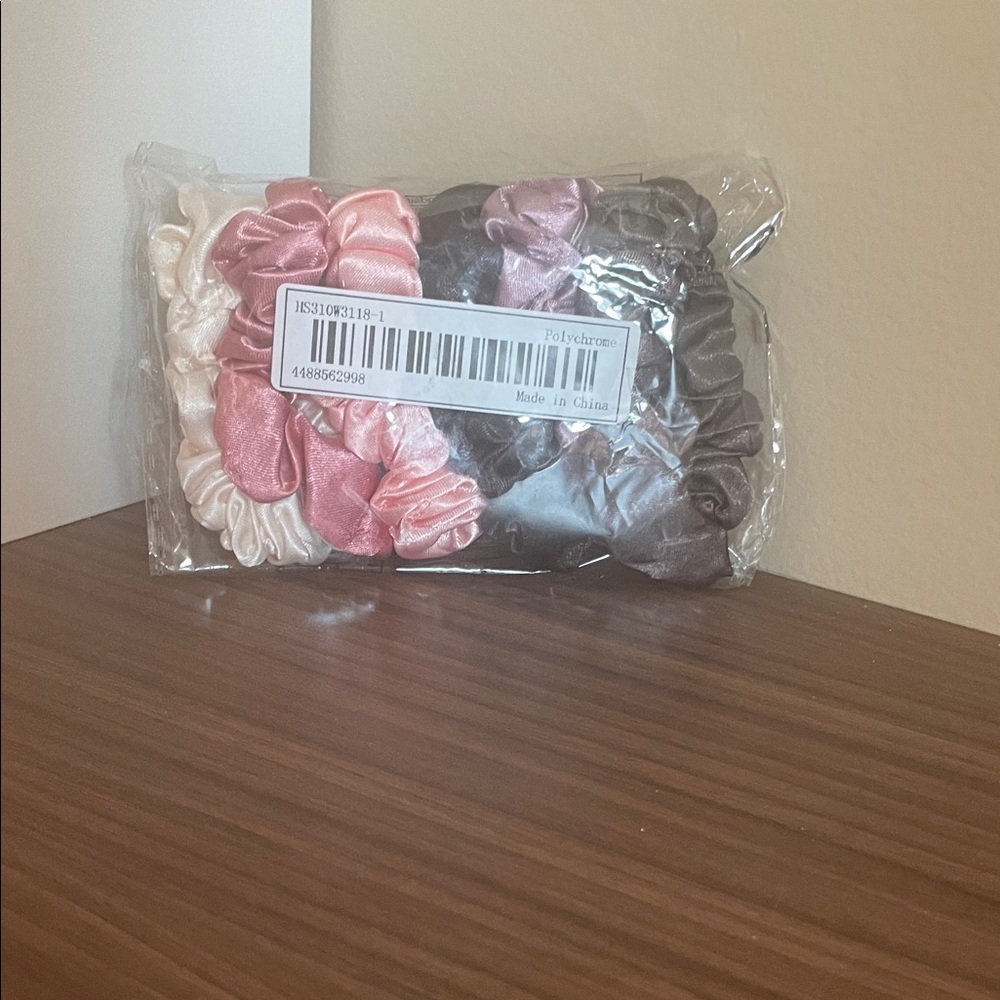 🔥🔥(BRAND NEW!!) Silk Scrunchies Set in Pink, White, and Gray